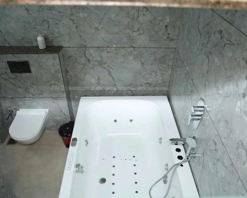 Luxury Jacuzzi Room (For Couples) image 2